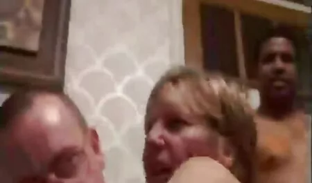 קטיה סרטי סקס חינם לצפייה נגעה בעצמה בספה.