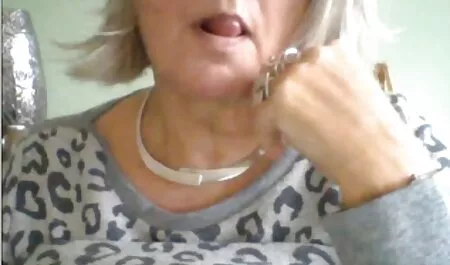 דאשה השתכרה והייתה מוכנה צפיה בסקס חינם לטרילוגיה.