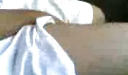 שתי בנות עושות פיפי בגינה בתורות. סרטים לצפייה ישירה פורנו