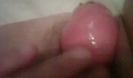 הג ' ינג ' ית המתולתלת נותנת לה כוס שחור סרטים ארוטים לצפיה ישירה לכוס שלה.