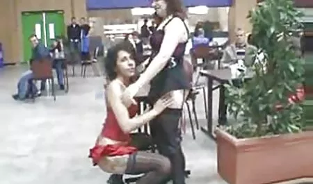 זוג מזדיין באיטיות צפיה ישירה בסרטי סקס על המיטה הגדולה.