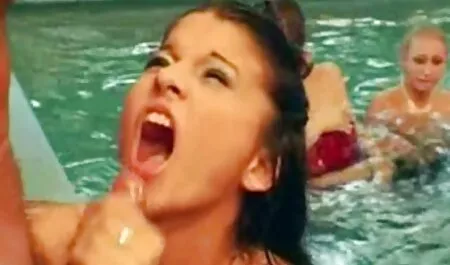 בחורה מושלמת סרטוני סקס לצפיה חינם מזיינת את עצמה.