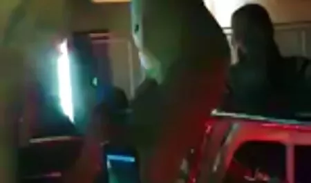 עיסוי סרטים כחולים לצפייה ישירה בחינם ארבע ידיים של אישה שחורה