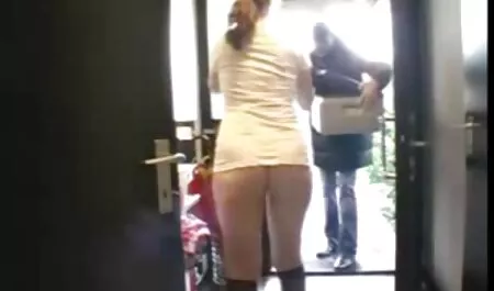 נסטיה ויתרה אחרי צפיה ישירה בסרטי סקס שרחצה את רגליה בחדר השינה.