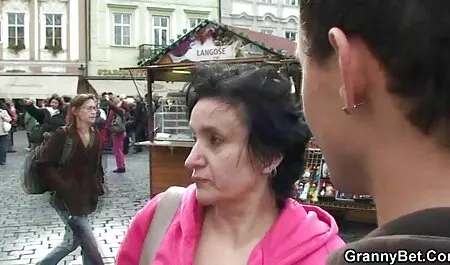שלושה מאטרי רוסים בקוקושניק נותנים תחת של צפיה ישירה בסרטי סקס חייל