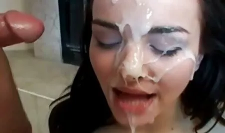 נטשה זורחת בגינה סרטי סקס מלאים לצפיה ישירה יחפה.
