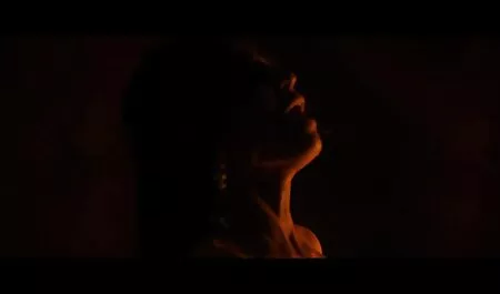 הילד לא מתבייש לפשק את סקס לצפיה ישרה בחינם רגליו בזמן השינה.