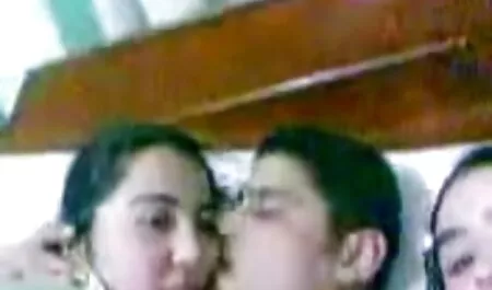נועל נעלי התעמלות של שפיך על משקפיים. סרטי פורנו לצפיה ישירה חינם
