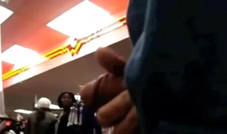 ילדה סרטי פורנו לצפייה ישירה רזה בגרביונים על השולחן