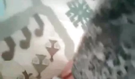 במקום צפיה בסקס חינם לבשל, הבחורה החליטה לאונן.