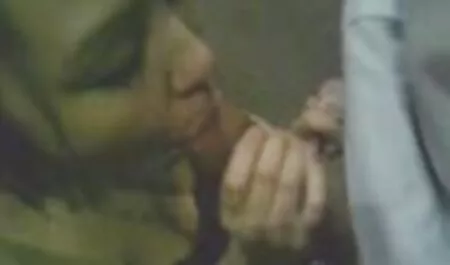 לסביות משחקות אחת סרטים לצפייה ישירה סק עם השנייה ומנסות לנגן 69.