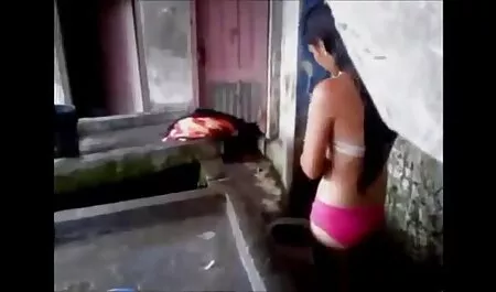 משקפיים אצבעות תלמידות בית ספר על השולחן צפיה ישירה סרטי סקס