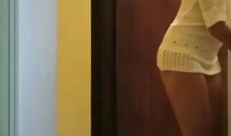 ילד סרטים לצפייה ישירה סק ציצים עצמו מול חברתו עם מצלמה וסבתא שלו