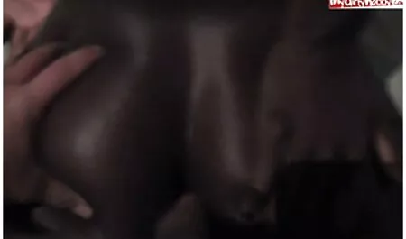 כלבה צעירה מטוגנת במצלמה עם חבר יפה אתרי פורנו לצפייה ישירה