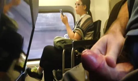 הבובה מאוננת צפיה ישירה בסרטי סקס חינם עם לחץ מים בשירותים.