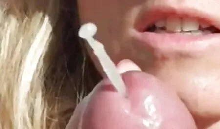 הוא נתן צפיה ישירה בסרטי סקס לי את הלשון שלו במכונית.