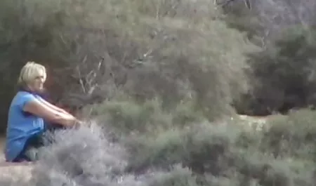 חתול ארוך רגליים סרטי פורנו לצפייה ישירה בחינם מלטף את הכוס הרך שלה עם דילדו