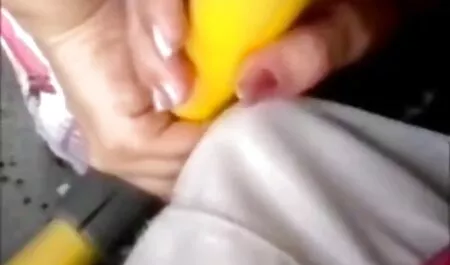 יופי דומיננטי נהנה צפייה ישירה בסרטי סקס מסוסי חבר.