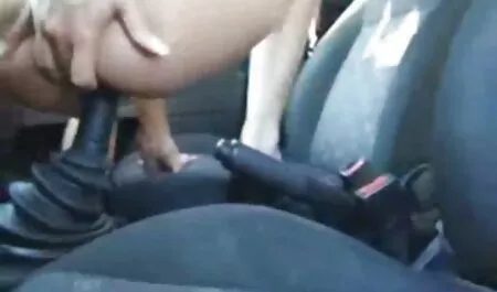 התרנגולת קונה מקום לתרנגולים ומחייכת כשהיא מתוחה סרטים ארוטים לצפיה ישירה