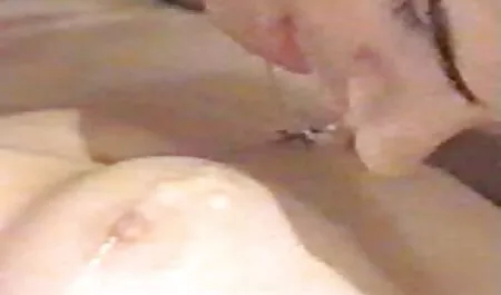 פעם ראשונה, סרטים ארוטים לצפיה ישירה שתי כלבות אדומות.