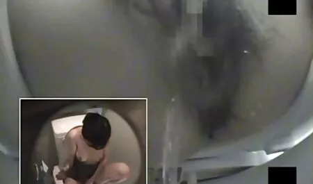 אישה מושחתת סרטוני פורנו לצפייה ישירה עם שני ילדים.