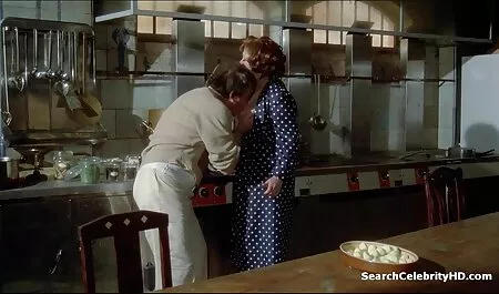 האישה משחקת עם ויברטור. סרטי סקס צפיה ישירה
