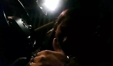 תמונות שצולמו סרטים לצפייה ישירה פורנו עם מאשה במכונית.