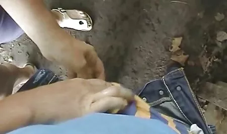 הבחורה שחולקת את הסודות ומאוננת סרטוני פורנו לצפייה ישירה יפה