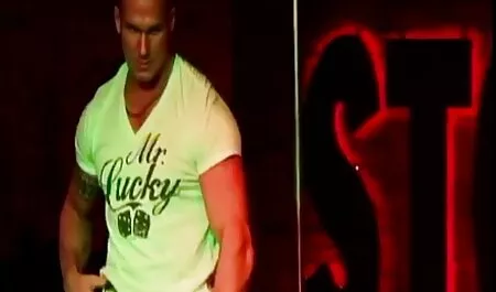 ילד סקסלצפיה חינם עם קוקו על ראשו, מטוגן עמוק בפי הטבעת